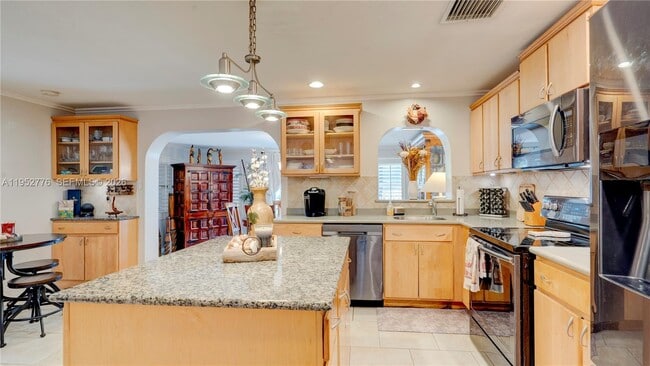 Building Photo - 150 Azalea St