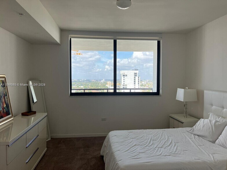 Building Photo - 999 SW 1st Ave