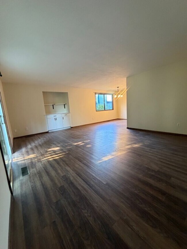 Building Photo - MIN912