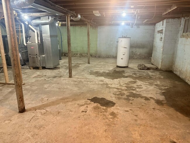 Building Photo - 524 S Oakley Ave