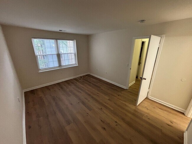 Building Photo - Updated 3Bedroom/2Bathroom - Great Location!