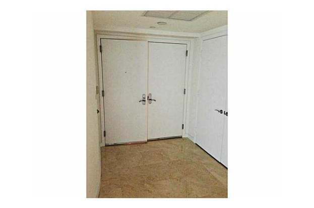 Building Photo - 17001 Collins Ave