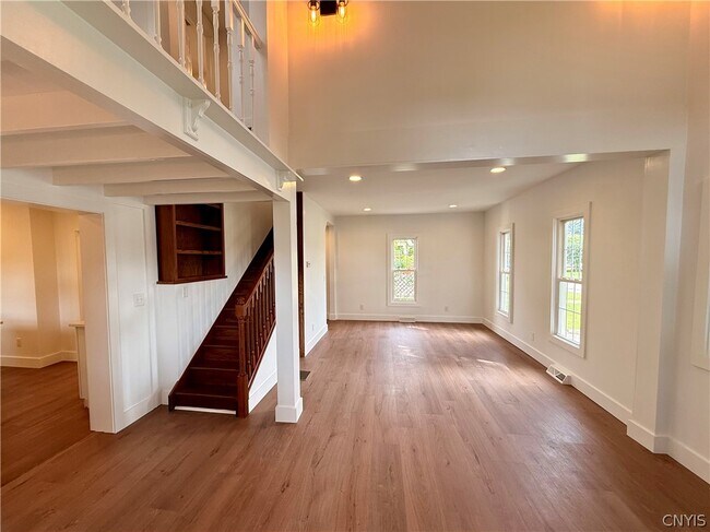 Building Photo - 35 Elm St