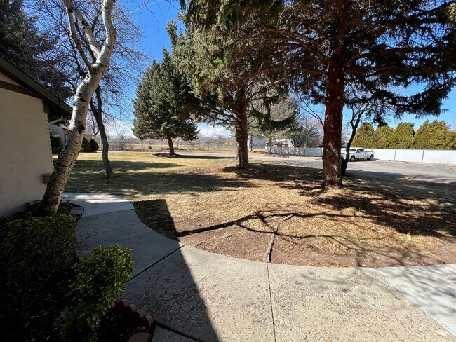 Building Photo - Rare find! Pristine townhome near Trax!