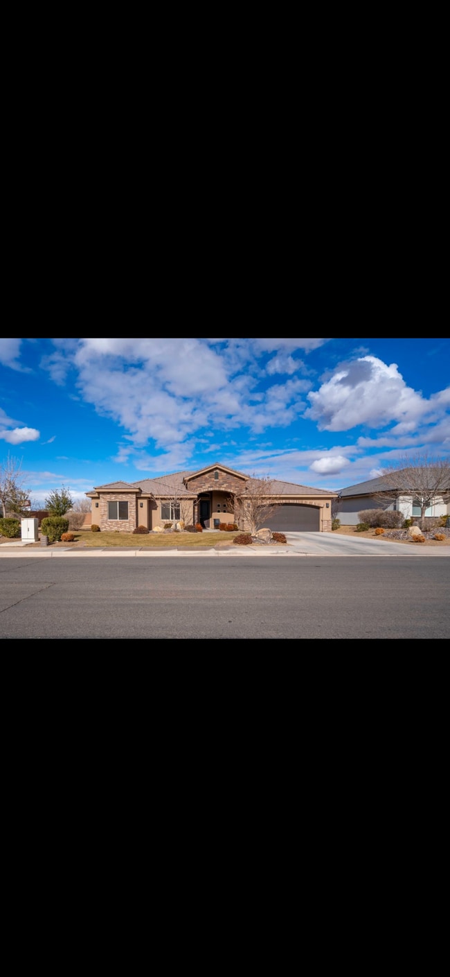 Building Photo - 3011 E Crimson Ridge Dr