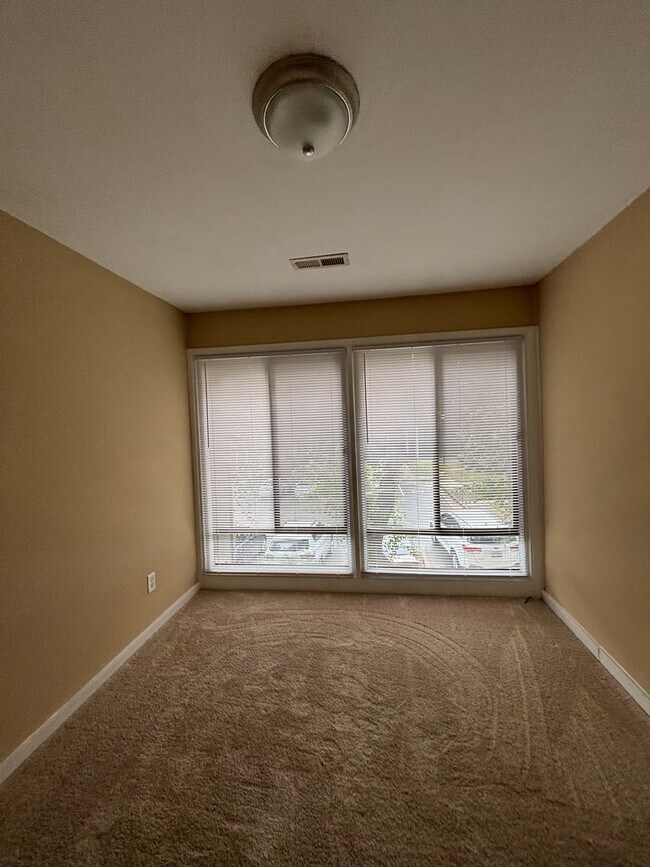 Building Photo - New Listing - Don't Miss Out!