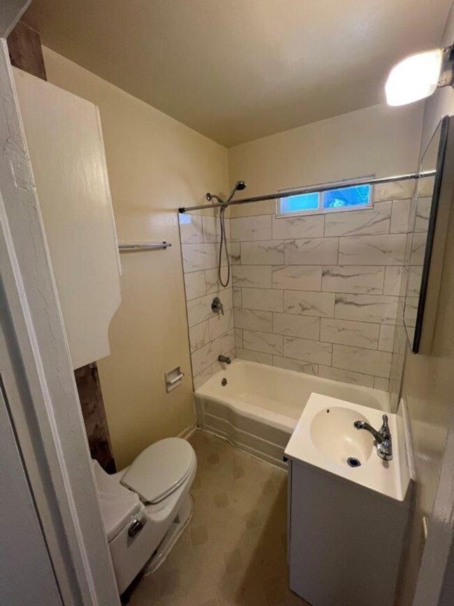 Building Photo - Two Bedroom Conveniently located in Cen...