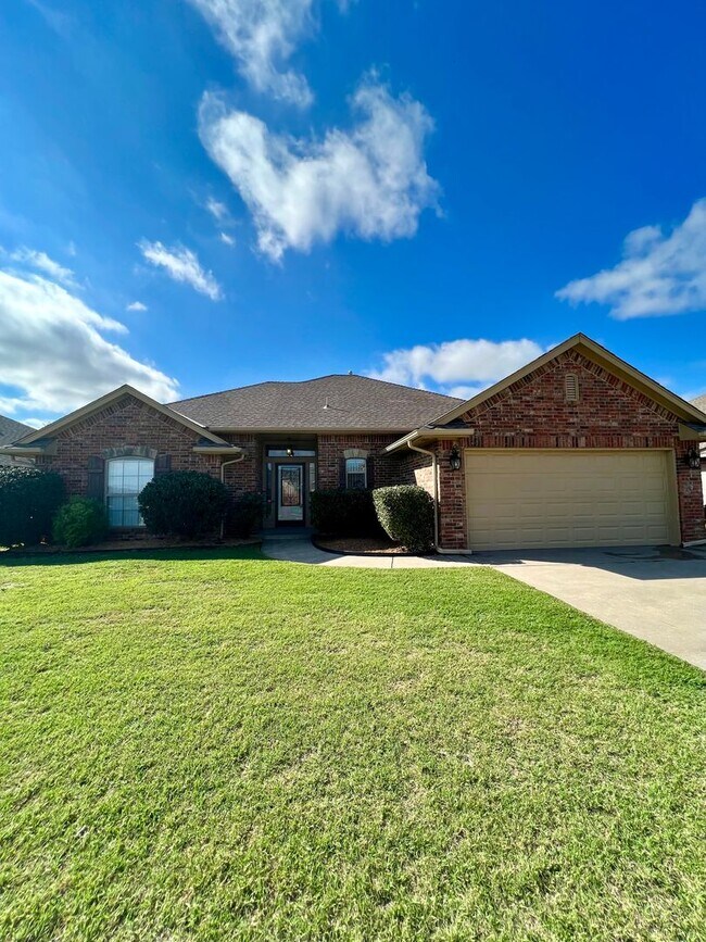 Building Photo - Beautiful Home in Southeast Moore with Storm Shelter!