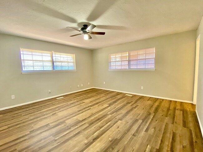 Building Photo - Large 2 Bed 2 Bath off NW 63rd & N. Villa ...