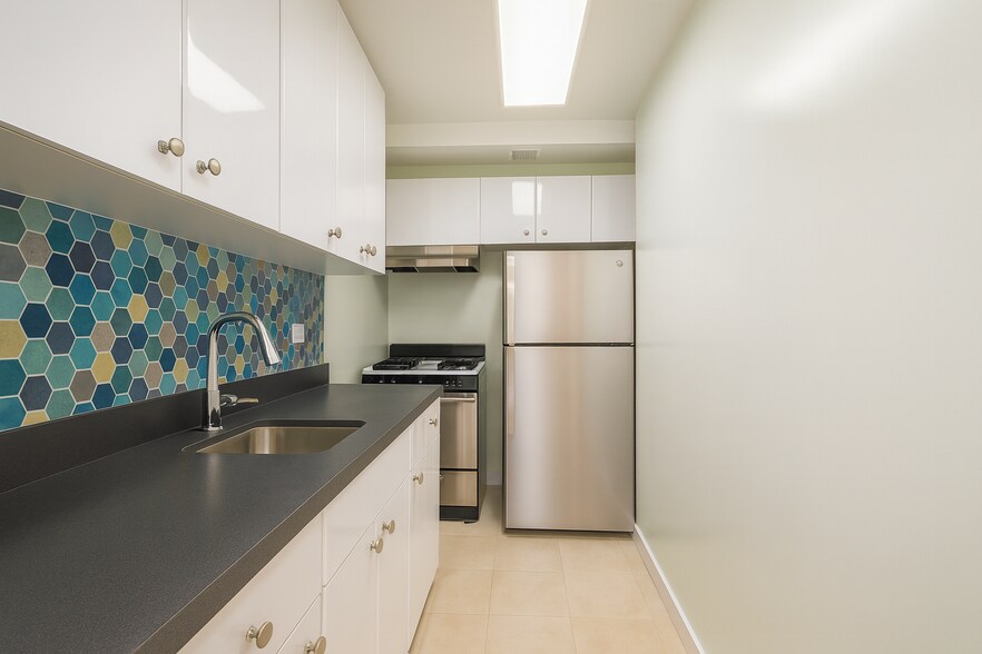Building Photo - 308 E 84th St