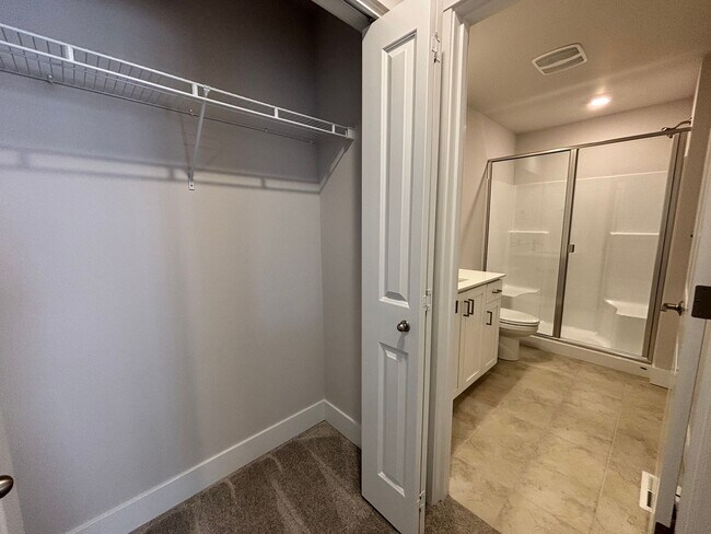 Building Photo - Brand New 5 Bedroom Home in Bull Mountain ...