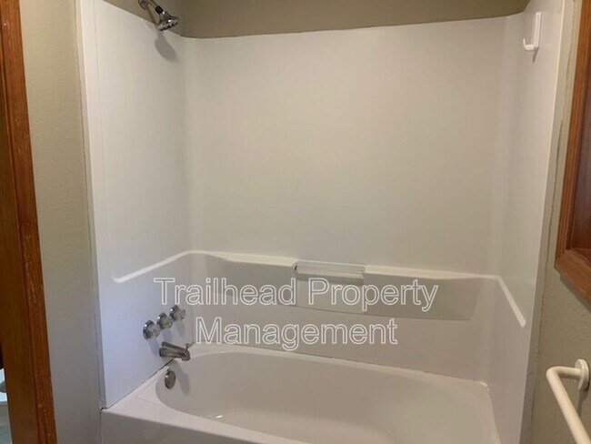 Building Photo - 401 SW Stoney Brook Ln