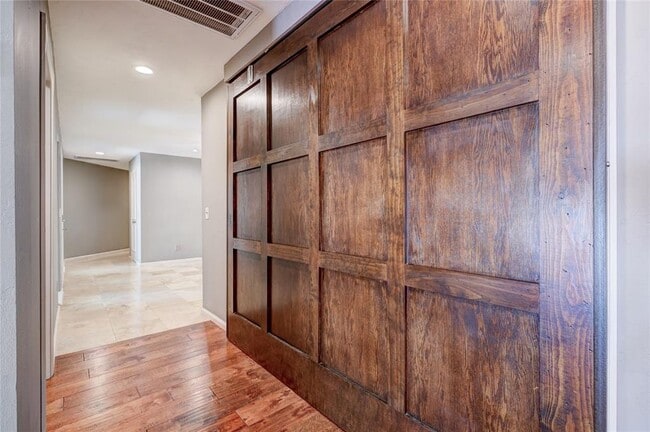 Building Photo - 6325 Glenbrook Ct