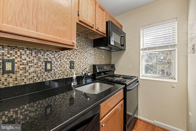 Building Photo - 1817 Queens Ln