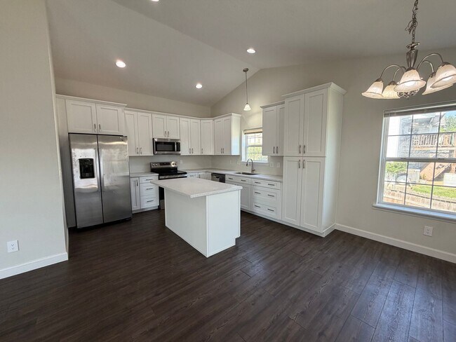 Building Photo - Spacious 4 Bedroom Home located in Woodland Hills Subdivision
