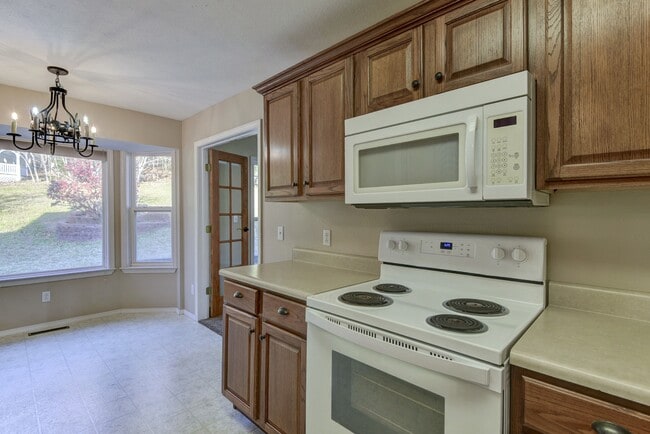 Building Photo - 325 Tall Oaks Dr