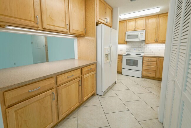 Building Photo - 251 S Villas Ct