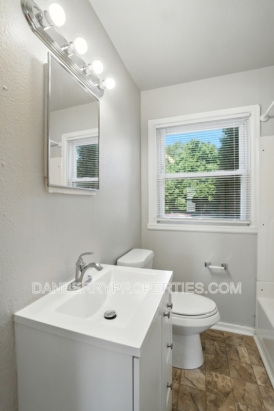 Building Photo - 1126 Searles Rd