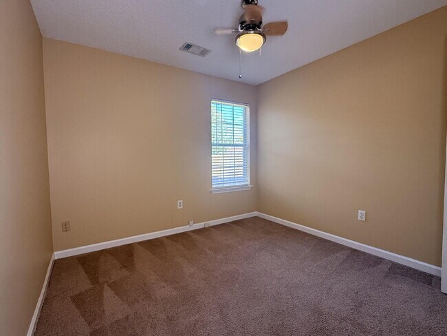 Building Photo - "Charming 3-Bedroom Lakeland Home with Cozy Fireplace & Gleaming Hardwood Floors!"