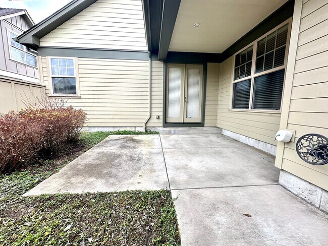 Building Photo - Luxury Living Near Valley River!