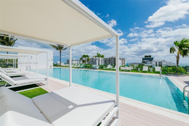 Building Photo - 300 Collins Ave