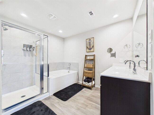 Building Photo - 11020 33rd Ave N