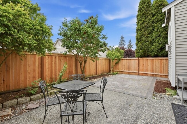 Building Photo - 3Bd/2.5Ba Edmonds Townhome