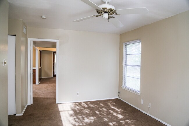Building Photo - 2819 Bent Bow Dr