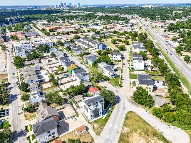 Building Photo - 2400 Benbrook Dr
