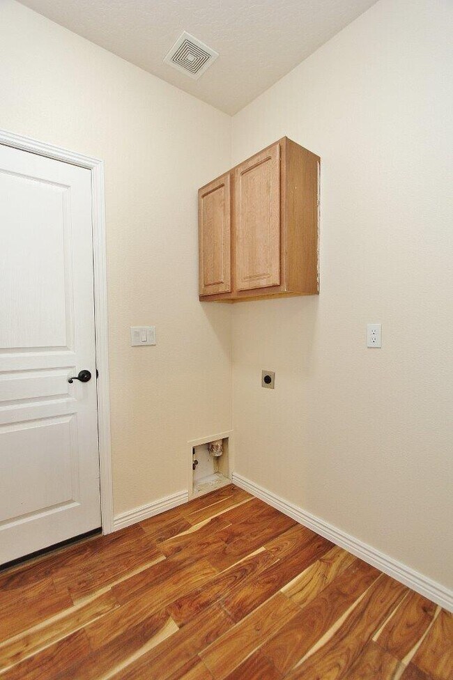 Building Photo - 2122 W Pine Ave