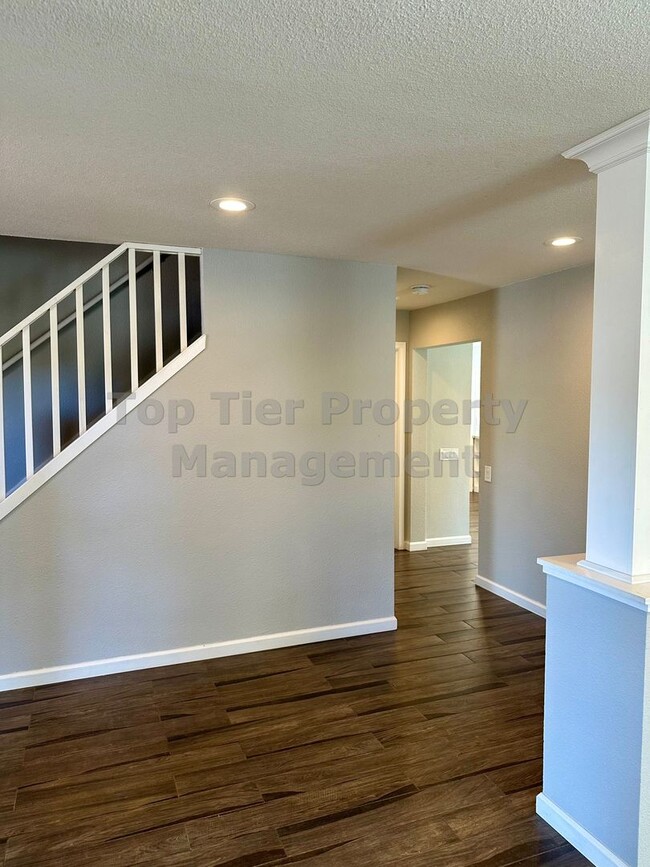 Building Photo - Beautiful and spacious 4 Bed/ 2.5 Bath/ 2,...