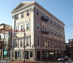 Building Photo - 10 W King St