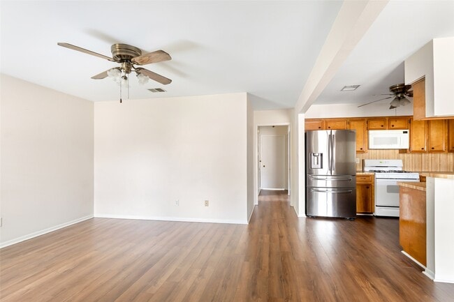 Building Photo - 2722 Foliage Green Dr