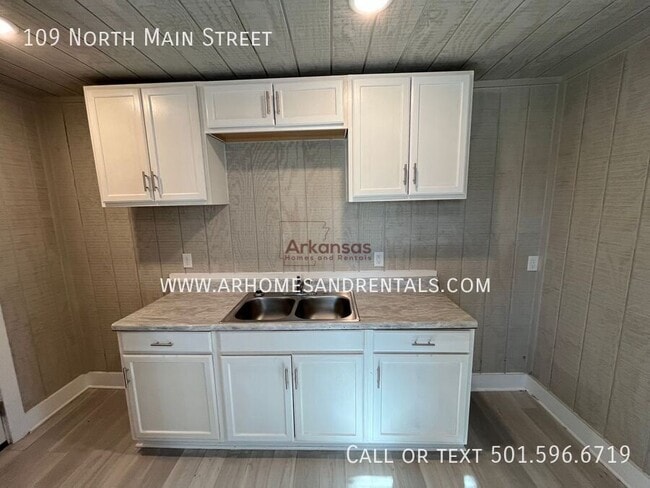 Building Photo - 109 N Main