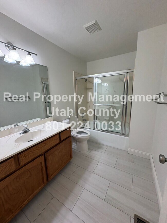 Building Photo - Large and Spacious 4 Bedroom Home!