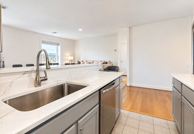 Building Photo - 921 Lombard St