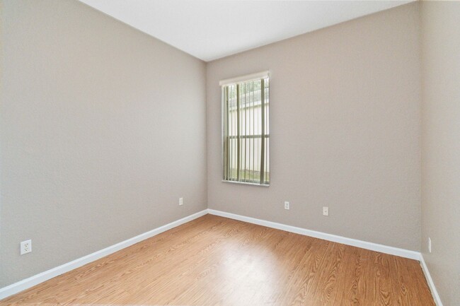 Building Photo - Nice 3/2 with Bonus Room in Oak Hammock Pr...