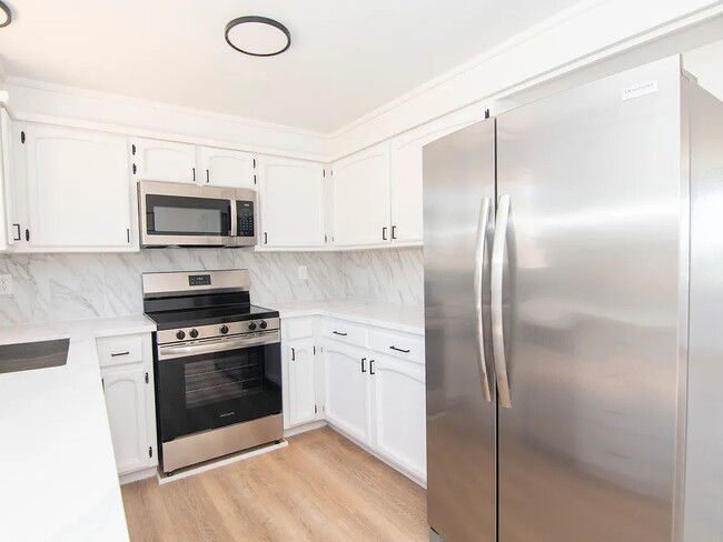 Building Photo - "Charming 5-Bed Sanctuary with Cozy Fireplace on South Rogers Street!"