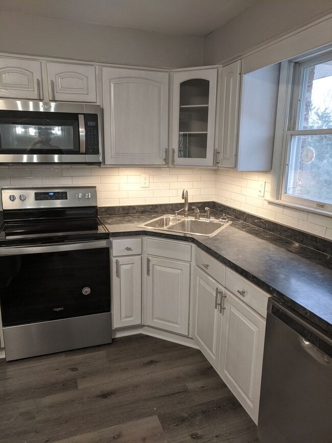 Building Photo - *****Huge 4 bedroom, 3 full bath home FOR ...