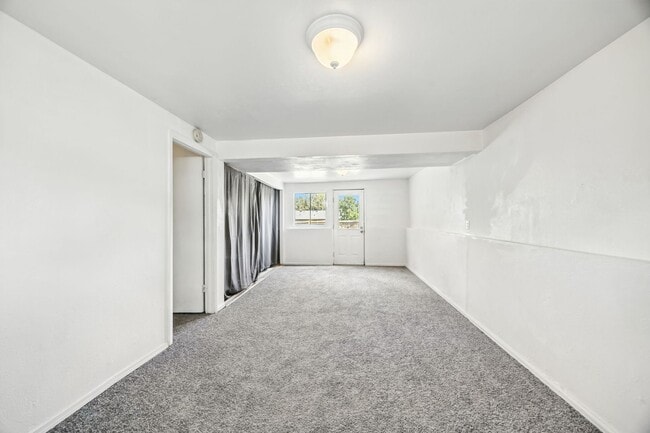 Building Photo - 4 Bedroom, 2 bathroom Located Close to Pikes Peak Community College!