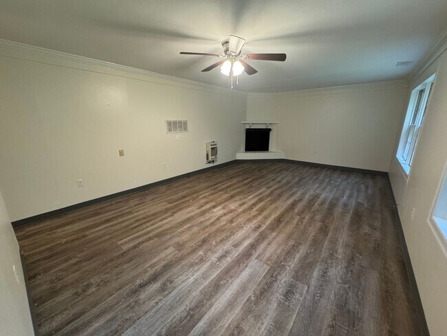Building Photo - Renovated 4/3 House in North Hills- $1,995