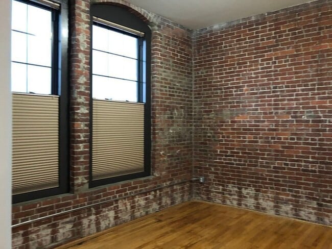 Building Photo - 55 Park St