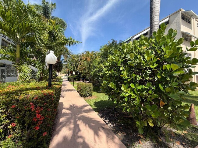Building Photo - 1333 E Hallandale Beach Blvd