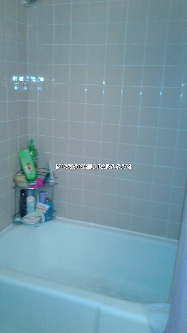 Building Photo - 40 Hillside St