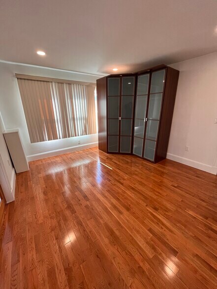 Building Photo - 121 Shore Dr