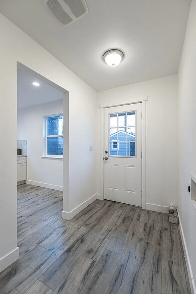 Building Photo - 1018 E 56th St