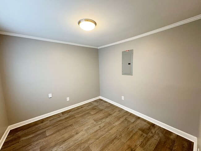 Building Photo - 2 Bedroom and 1 Bath Cottage with private parking and large back yard.