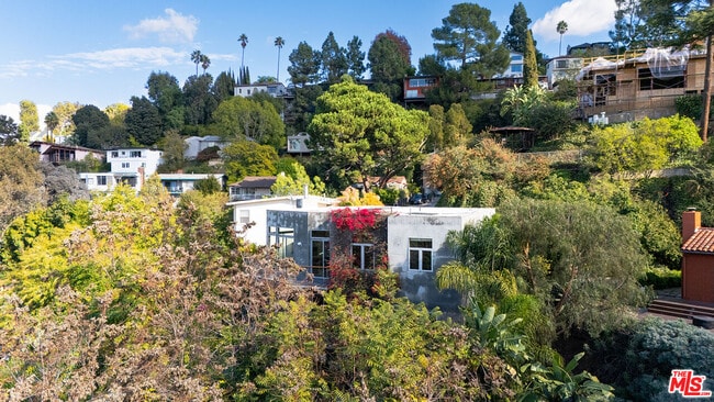 Building Photo - 3255 Fernwood Ave