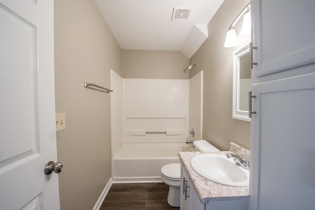 Building Photo - Gorgeous 4 BR 3 BA Town House Right By FSU and TCC!