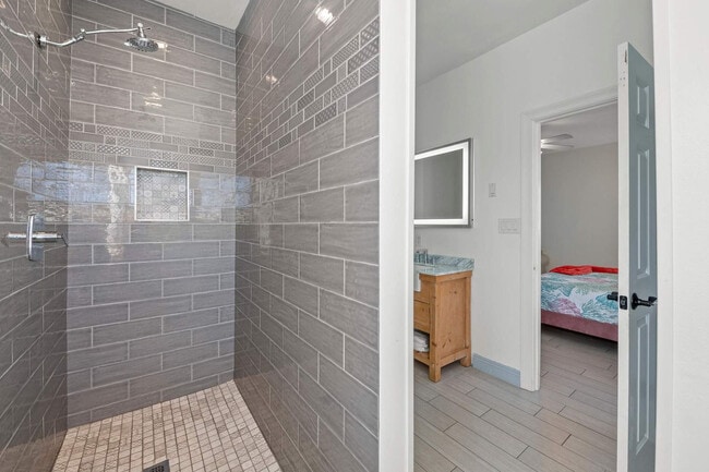 Building Photo - 4431 Luke Ave